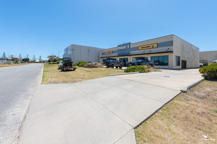 Click to view all images 1/11 Saltaire Way Port Kennedy WA 6172 - Image 2