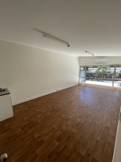 Click to view all images 4/3078 Surfers Paradise Boulevard Surfers Paradise QLD 4217 - Image 2