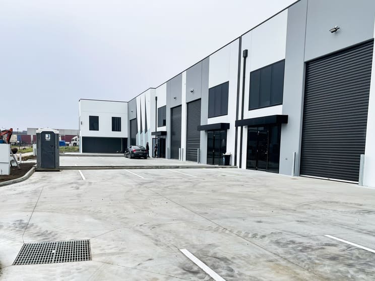 Click to view all images 1 & 2/21 Camino Crescent Cranbourne West VIC 3977 - Image 2