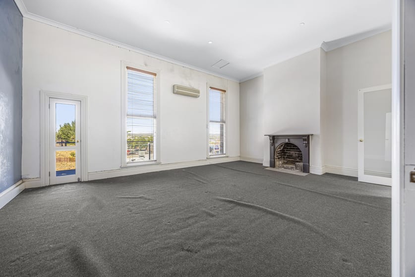 Click to view all images 1/110 Lydiard Street North Ballarat Central VIC 3350 - Image 2