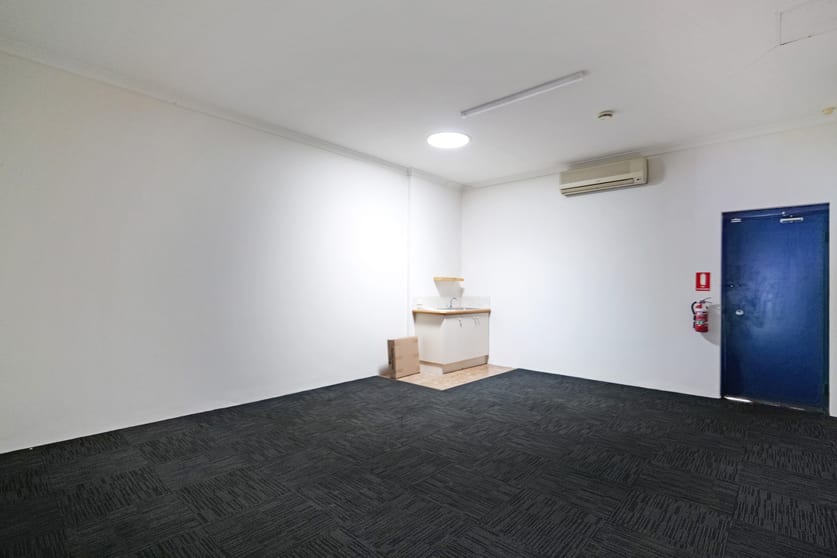 Click to view all images Unit 4/226 Fulham Street Cloverdale WA 6105 - Image 3