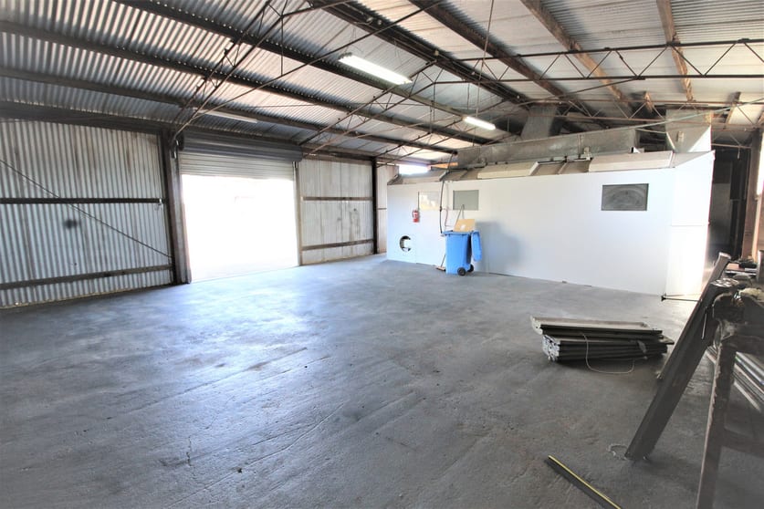 Click to view all images 2/25 Boothby Street Drayton QLD 4350 - Image 2