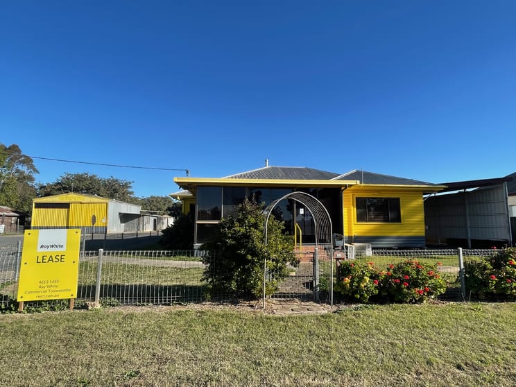 Click to view all images 221 Bridge Street Oakey QLD 4401 - Image 2