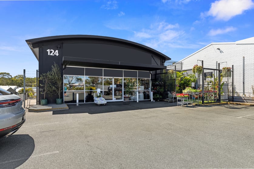 Click to view all images 124 Eumundi Road Noosaville QLD 4566 - Image 3