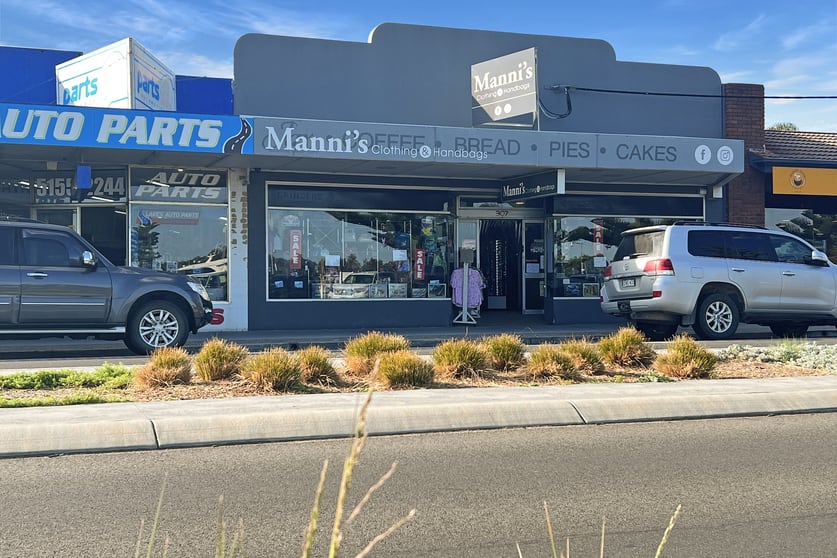 Click to view all images 307 Esplanade Lakes Entrance VIC 3909 - Image 2