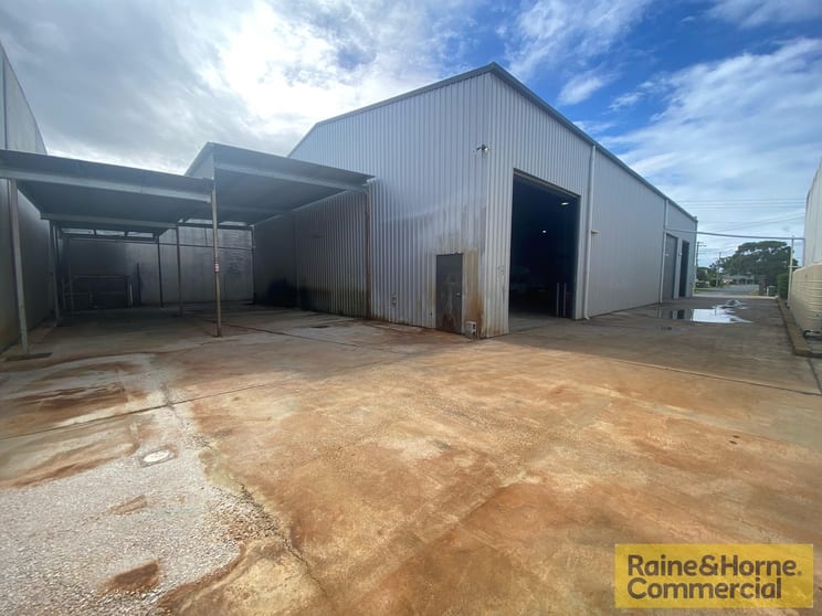 Click to view all images 357 MacDonnell Road Clontarf QLD 4019 - Image 3