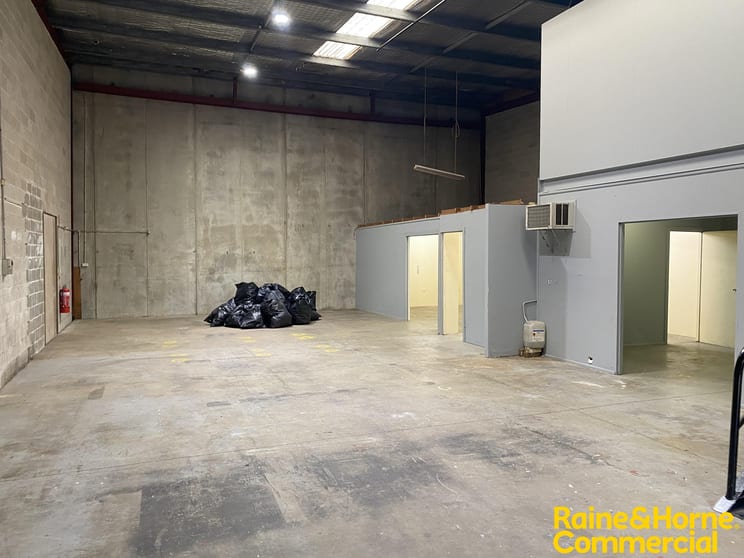 Click to view all images Unit 2/3 York Road Ingleburn NSW 2565 - Image 2