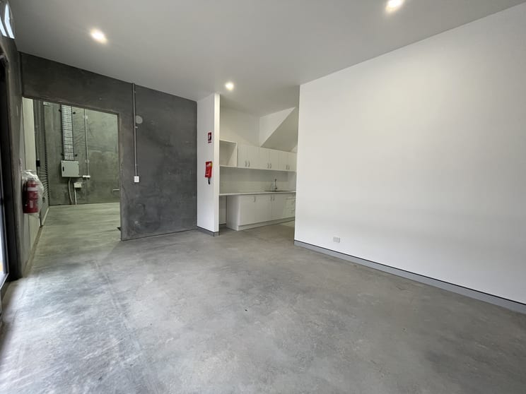 Click to view all images Unit 2/434 The Boulevarde Kirrawee NSW 2232 - Image 3
