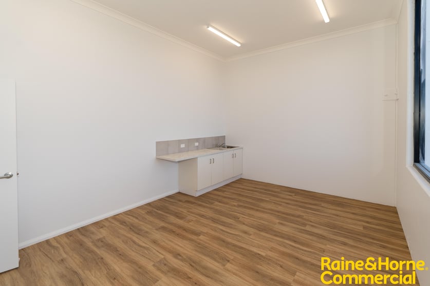 Click to view all images 2/7 Hovell Street Wagga Wagga NSW 2650 - Image 3