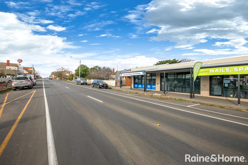 Click to view all images 89D Piper St Kyneton VIC 3444 - Image 3