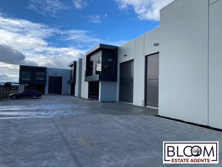 Click to view all images 4/11 Dazln Drive Melton VIC 3337 - Image 2