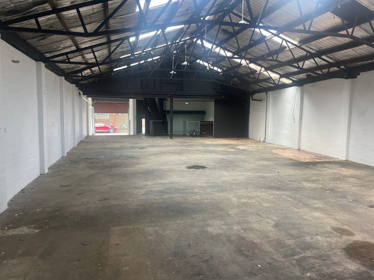 Click to view all images 39 Barwon Park Road St Peters NSW 2044 - Image 2