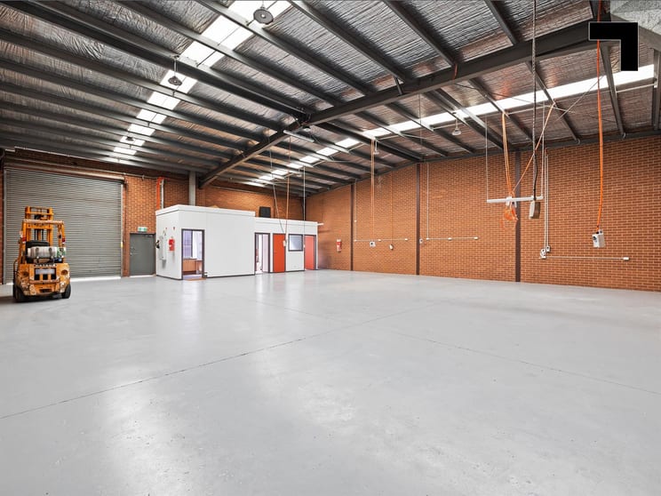 Click to view all images 2/5 Macquarie Drive Thomastown VIC 3074 - Image 2
