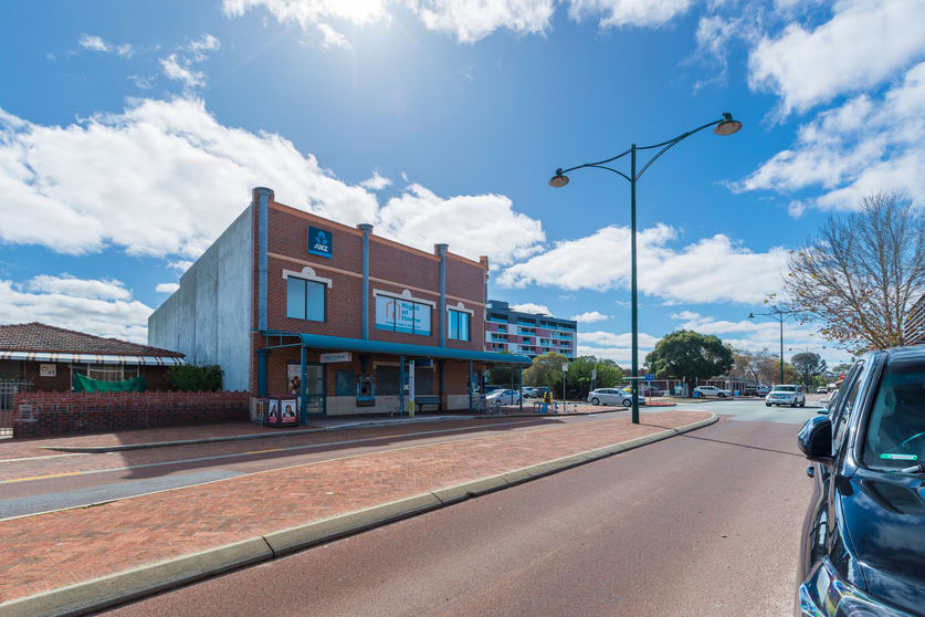 Click to view all images 1/43 The Crescent Midland WA 6056 - Image 3