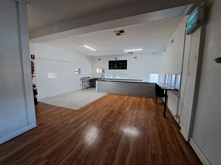 Click to view all images 347 Kenilworth Street East Albury NSW 2640 - Image 3