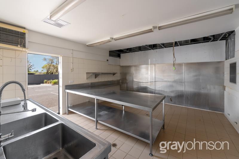 Click to view all images 504 Plenty Road Mill Park VIC 3082 - Image 3