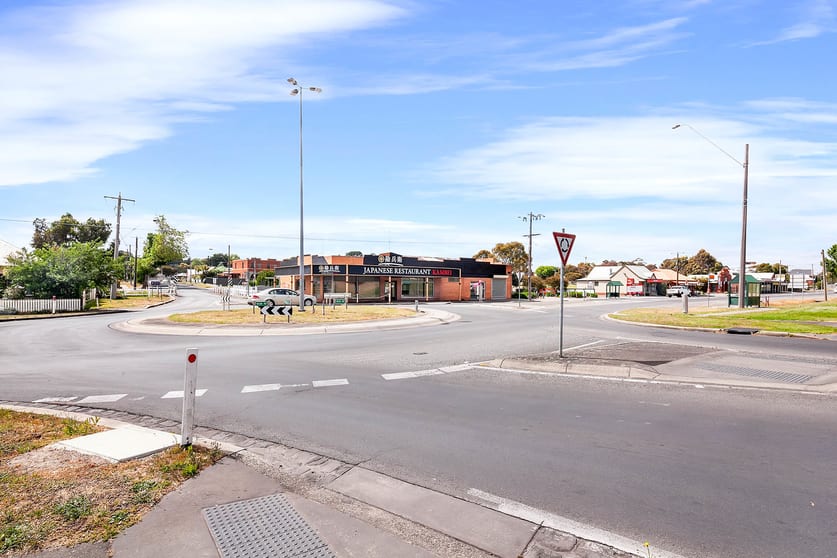 Click to view all images 2/501 Main Road Canadian VIC 3350 - Image 2
