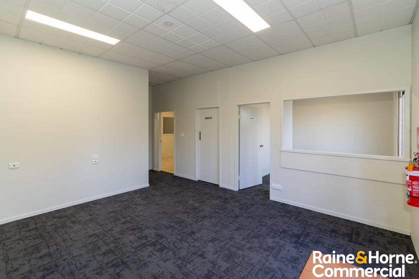 Click to view all images 2/2-4 Riedell Street Wagga Wagga NSW 2650 - Image 3