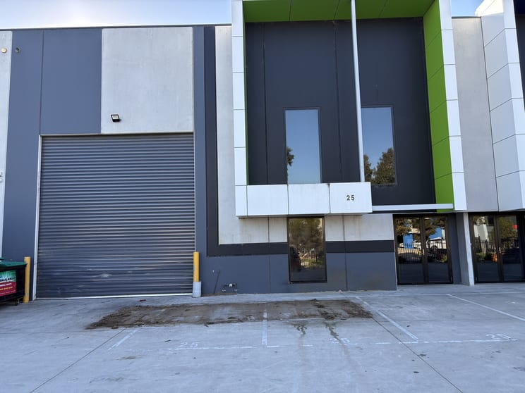 Click to view all images 25 Atlantic Drive Keysborough VIC 3173 - Image 1