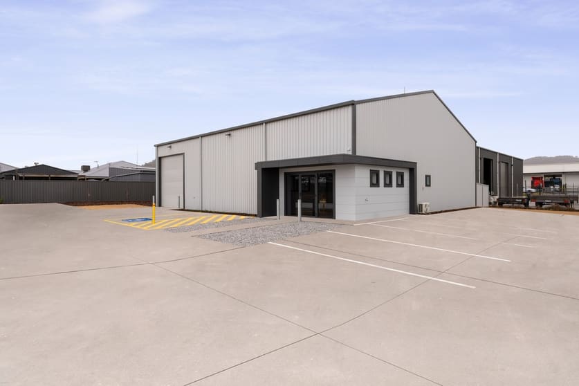Click to view all images 207 McKoy Street Wodonga VIC 3690 - Image 2