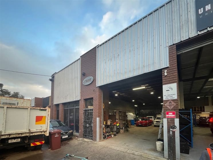 Click to view all images 72 BARRY STREET Bayswater VIC 3153 - Image 2