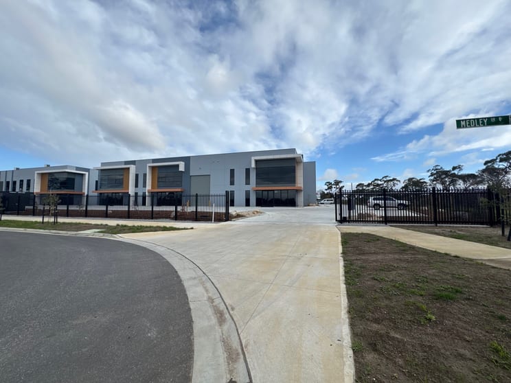 Click to view all images 31 Zinc Circuit Cranbourne North VIC 3977 - Image 3