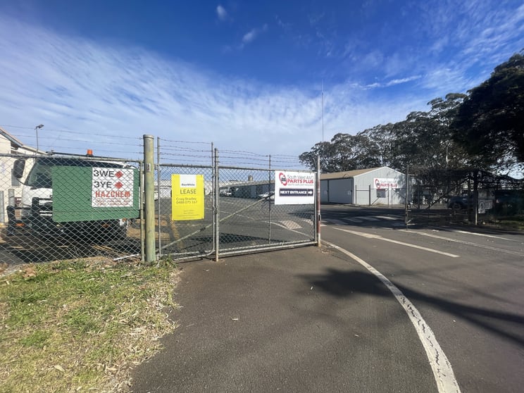 Click to view all images Bays 5, 6 & 15/177-185 Anzac Avenue Harristown QLD 4350 - Image 1