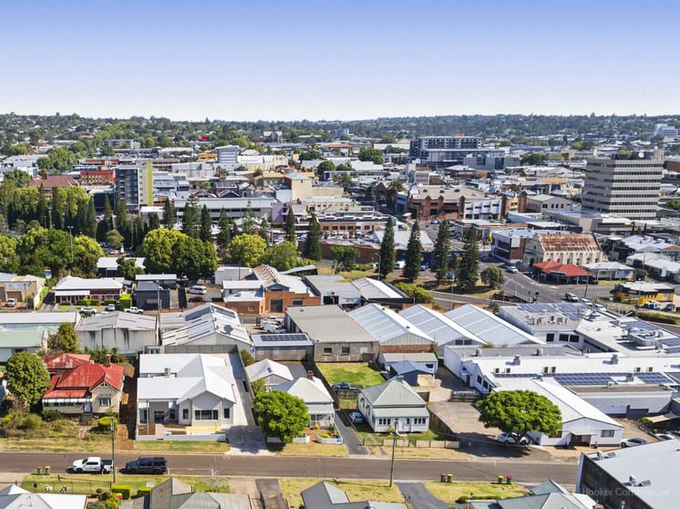 Click to view all images 6 Thomas Street Toowoomba City QLD 4350 - Image 3