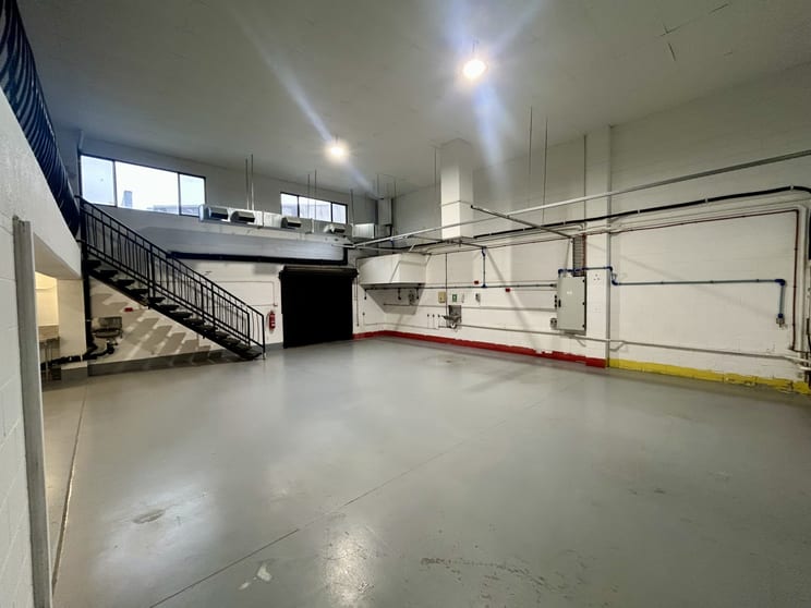 Click to view all images 4/18 Hutchinson Street Burleigh Heads QLD 4220 - Image 3