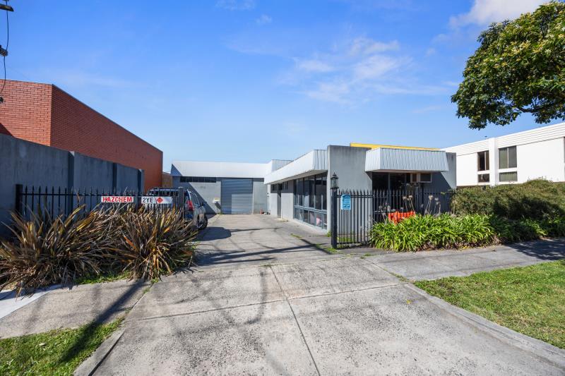 Click to view all images 12 Pilgrim Court Ringwood VIC 3134 - Image 2
