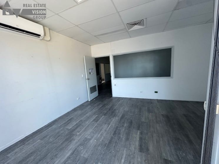 Click to view all images Unit 4/21 Hospital Rd Emerald QLD 4720 - Image 2