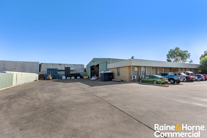 Click to view all images 20 Stuart Road Wagga Wagga NSW 2650 - Image 3