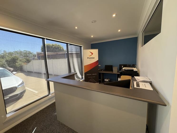 Click to view all images Unit 1/64 Hammond Avenue East Wagga Wagga NSW 2650 - Image 2