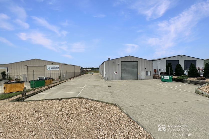 Click to view all images 16 Campbells Drive Bairnsdale VIC 3875 - Image 2