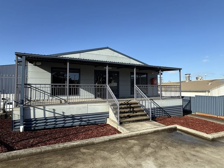 Click to view all images 2/6 Bolwarra Rd Port Macquarie NSW 2444 - Image 1