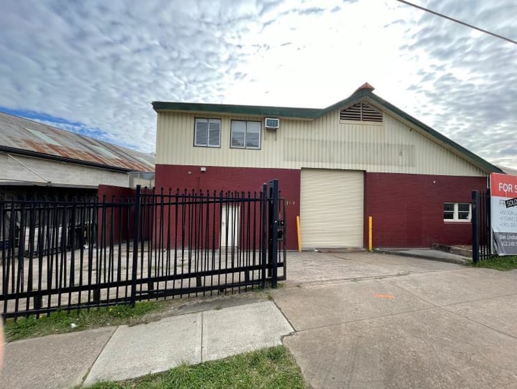 Click to view all images SUPER FREESTANDER WITH CRANE/162 Bungaree Road Pendle Hill NSW 2145 - Image 1