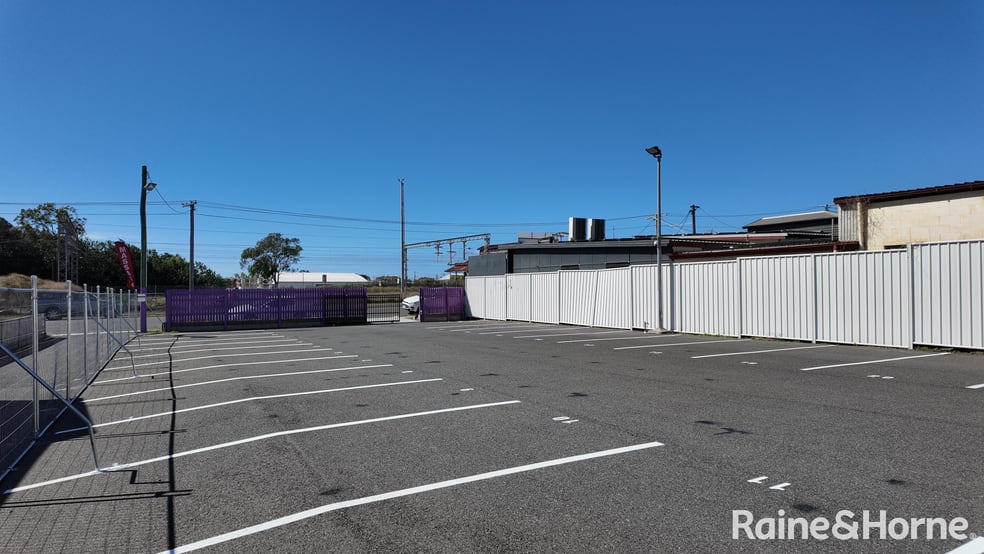 Click to view all images 27 Toolooa Street South Gladstone QLD 4680 - Image 3