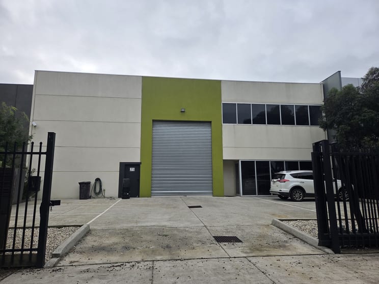 Click to view all images 25 Latitude Boulevard Thomastown VIC 3074 - Image 1