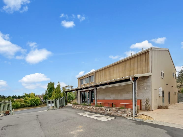 Click to view all images 1/7 Baggs Street Jindabyne NSW 2627 - Image 3
