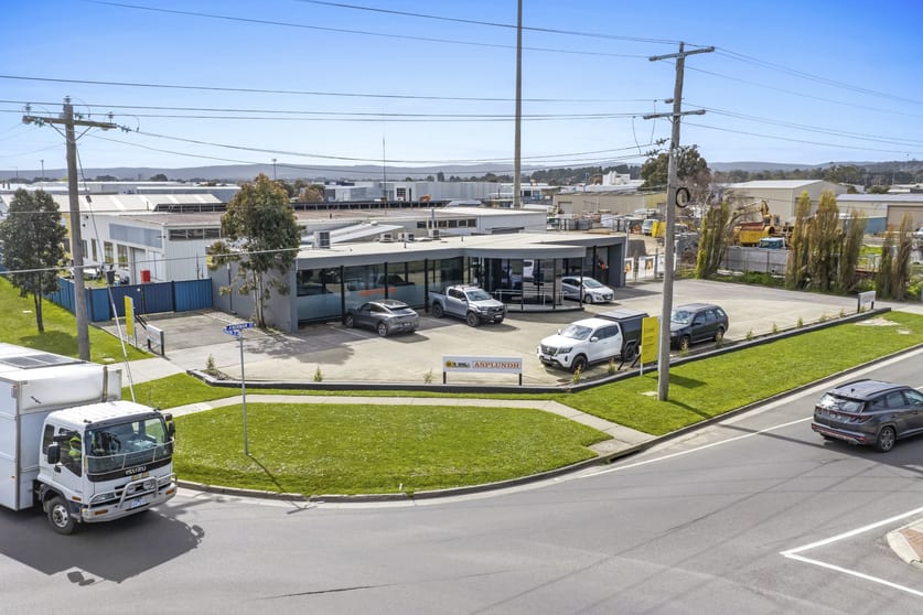 Click to view all images 998 Norman Street Wendouree VIC 3355 - Image 1