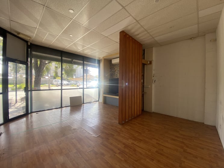 Click to view all images 7a Victoria Square St Albans VIC 3021 - Image 3
