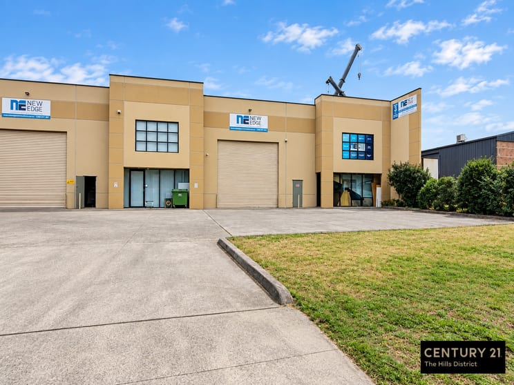 Click to view all images 3/2 Stennett Road Ingleburn NSW 2565 - Image 1