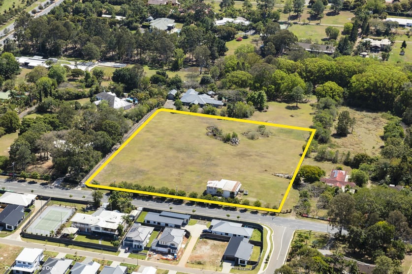 Click to view all images 229 Graham Road Bridgeman Downs QLD 4035 - Image 3