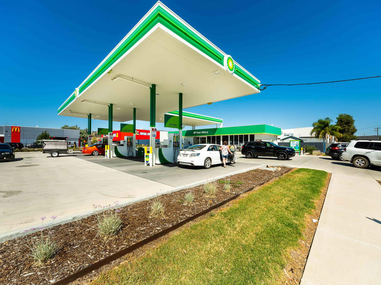 Click to view all images 687 Drome Street Albury NSW 2640 - Image 2