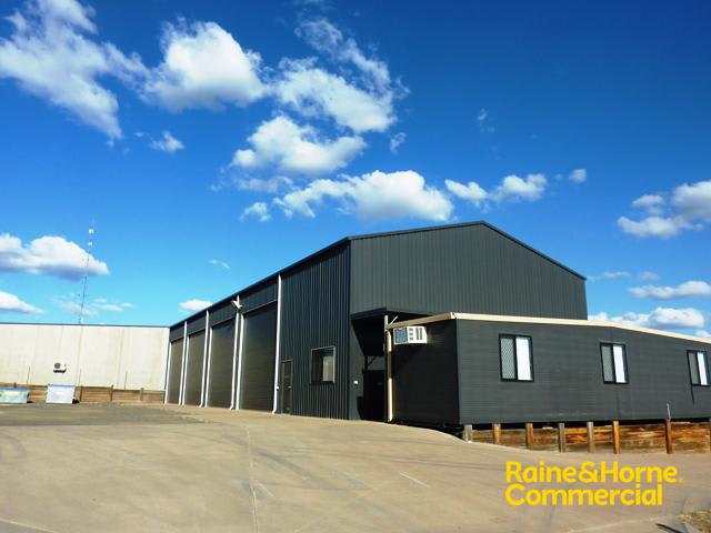 Click to view all images 31-33 O'Neill Street Moranbah QLD 4744 - Image 1