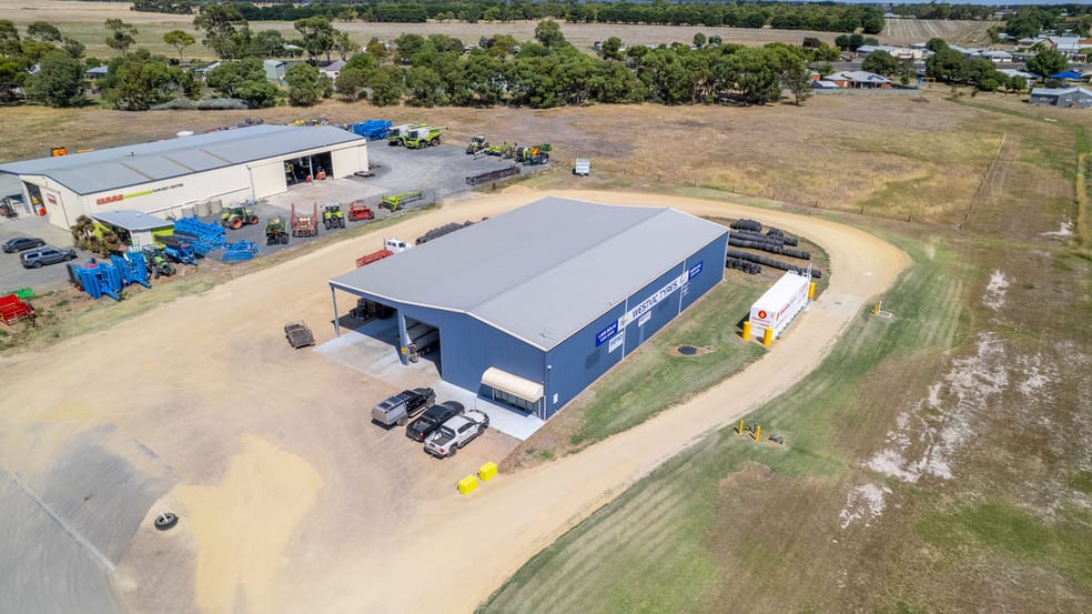 Click to view all images 2040 Glenelg Highway Lake Bolac VIC 3351 - Image 2