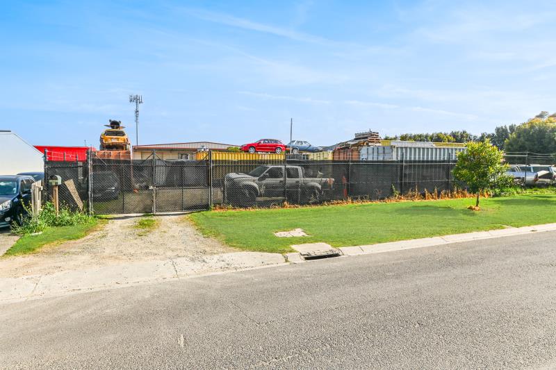 Click to view all images 7 & 9 Purton Road Pakenham VIC 3810 - Image 2