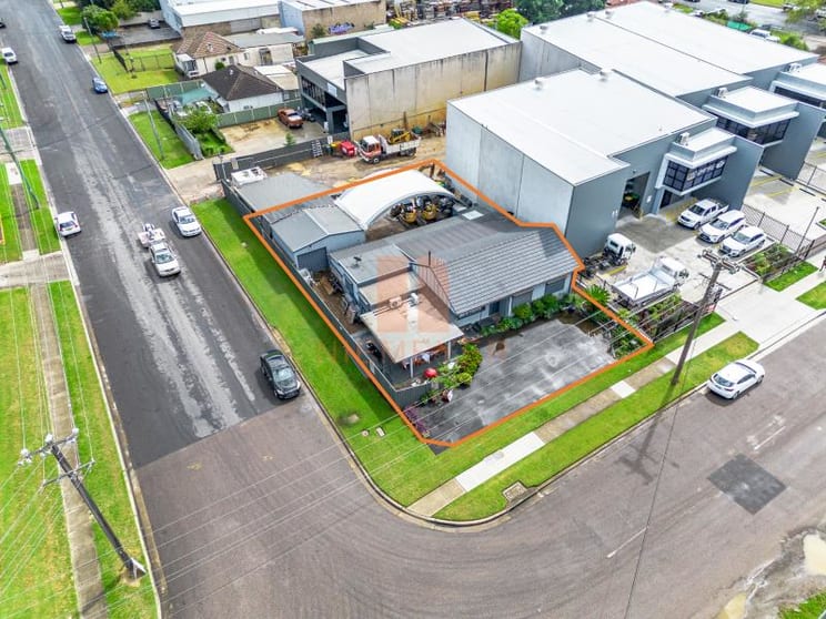 Click to view all images House + Yard/13 Stanley Road Ingleburn NSW 2565 - Image 3