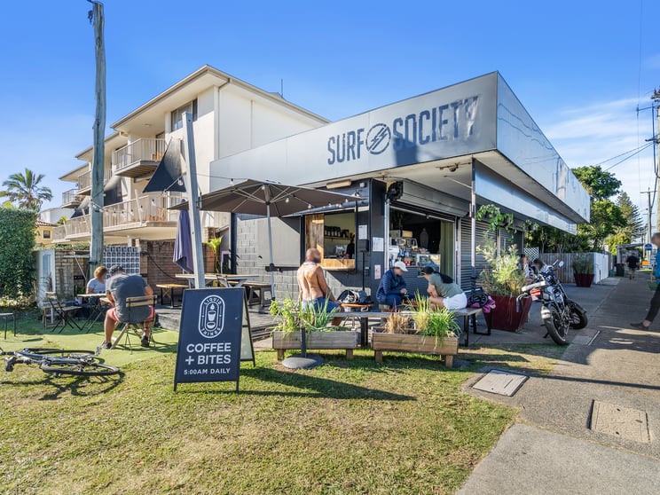 Click to view all images 4/4 Fifteenth Avenue Palm Beach QLD 4221 - Image 1