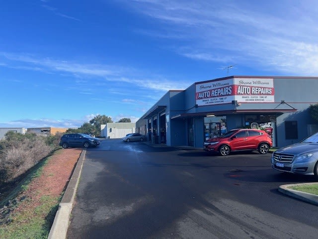 Click to view all images 82 King Road East Bunbury WA 6230 - Image 2